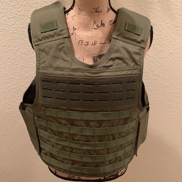 Tactical Carrier / Hunting Protective Gear Vest - Picture 4 of 12